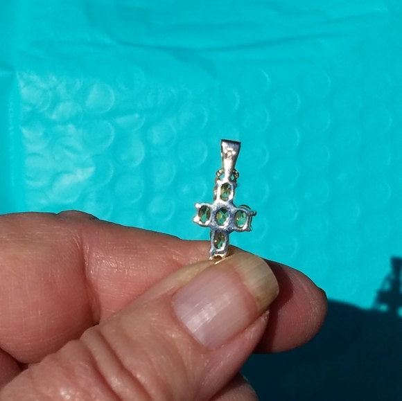 Natural Peridot cross Sterling silver with… - Picture 5 of 8